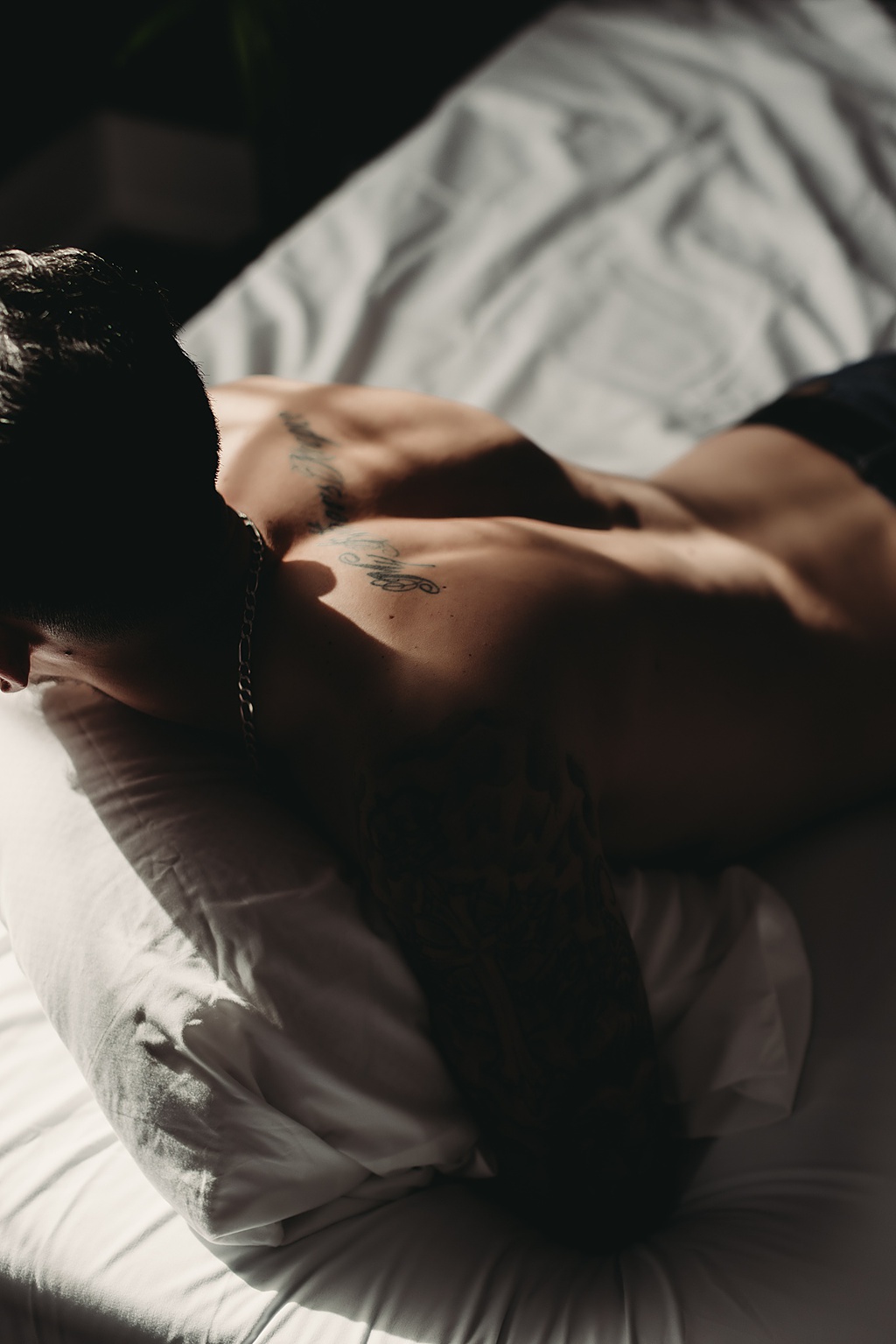 men's boudoir picture of a man's back with tattoos